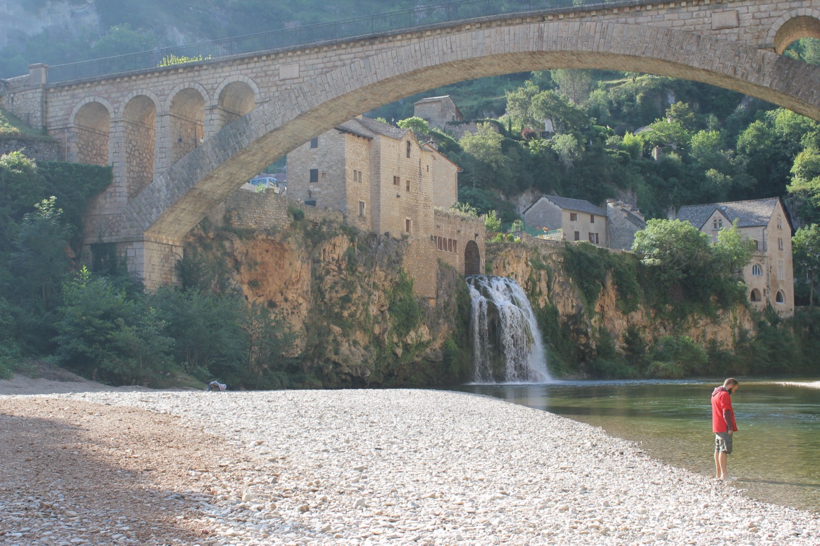 Pont de pierre et cascade dans les gorges, en camp d'été