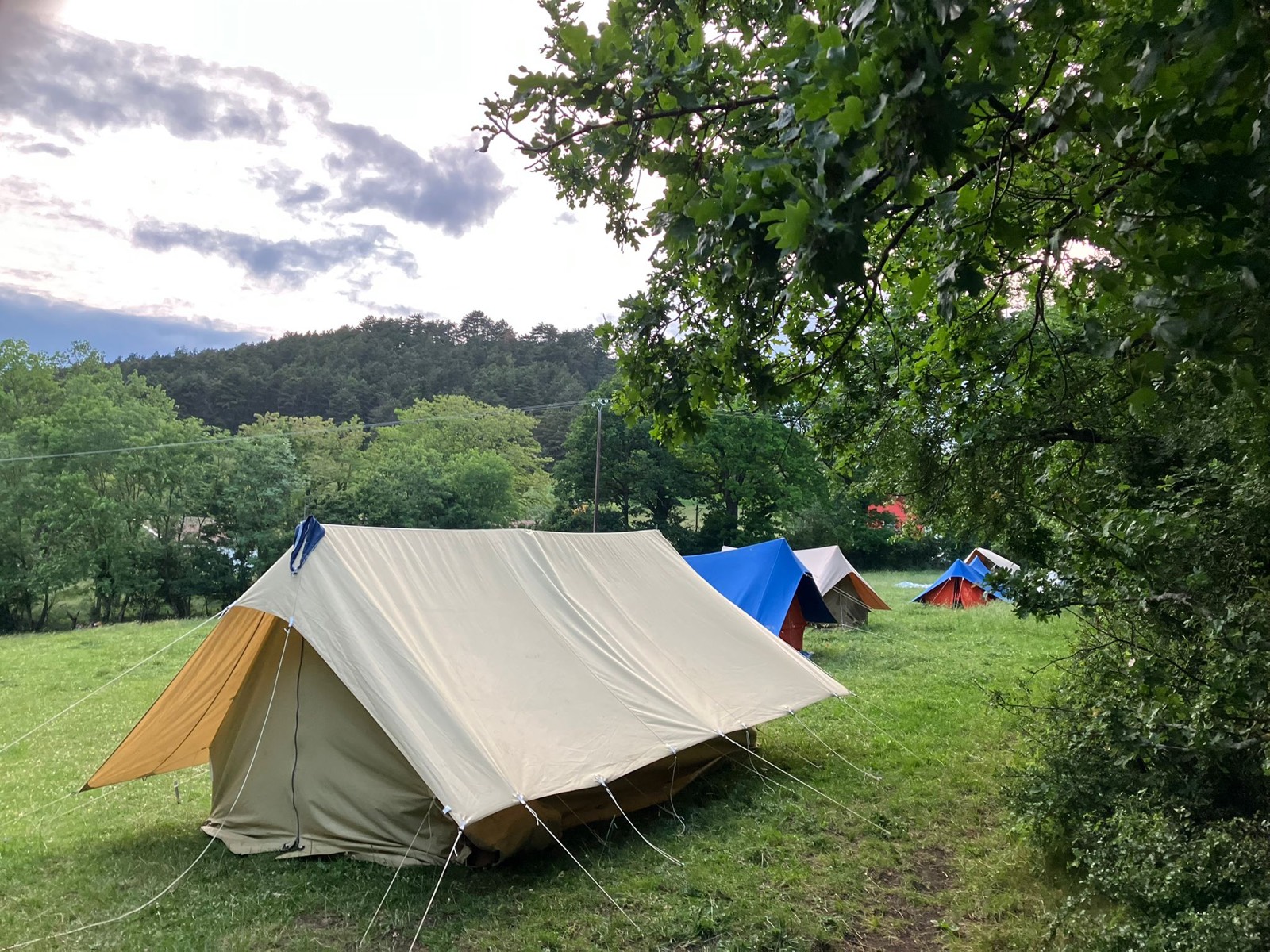 Les tentes canadiennes du camp au crépuscule
