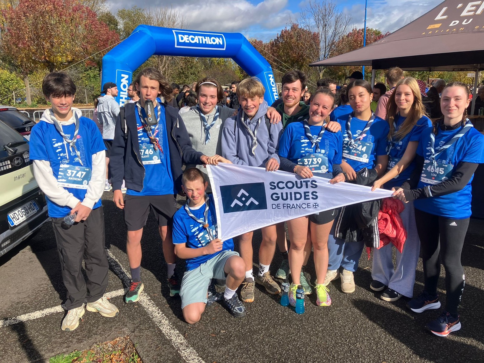 Le groupe rassemblé derrière la bannière Scouts et Guides de France, avant le départ d'une course
