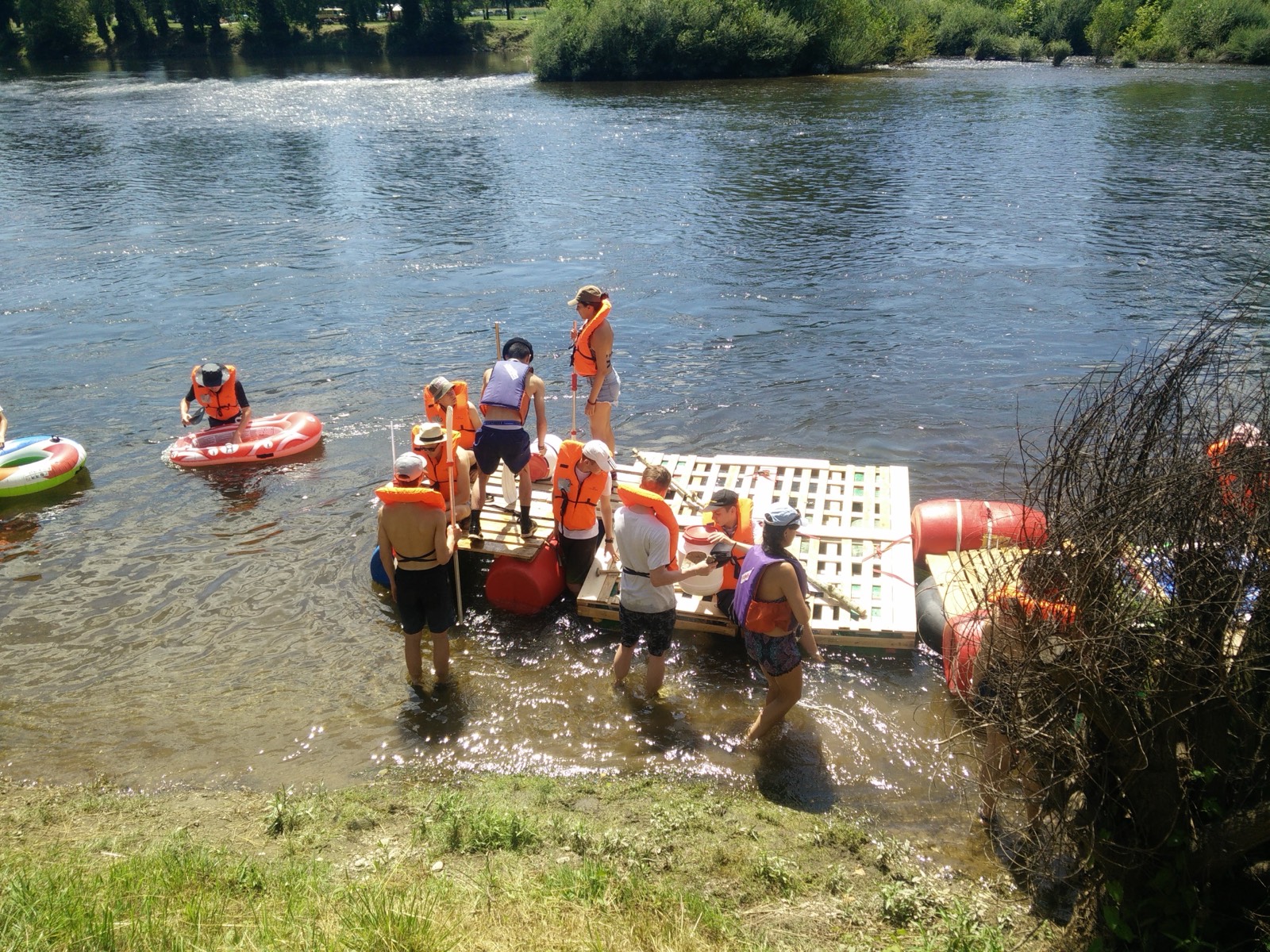Construction d'un radeau sur la rivière