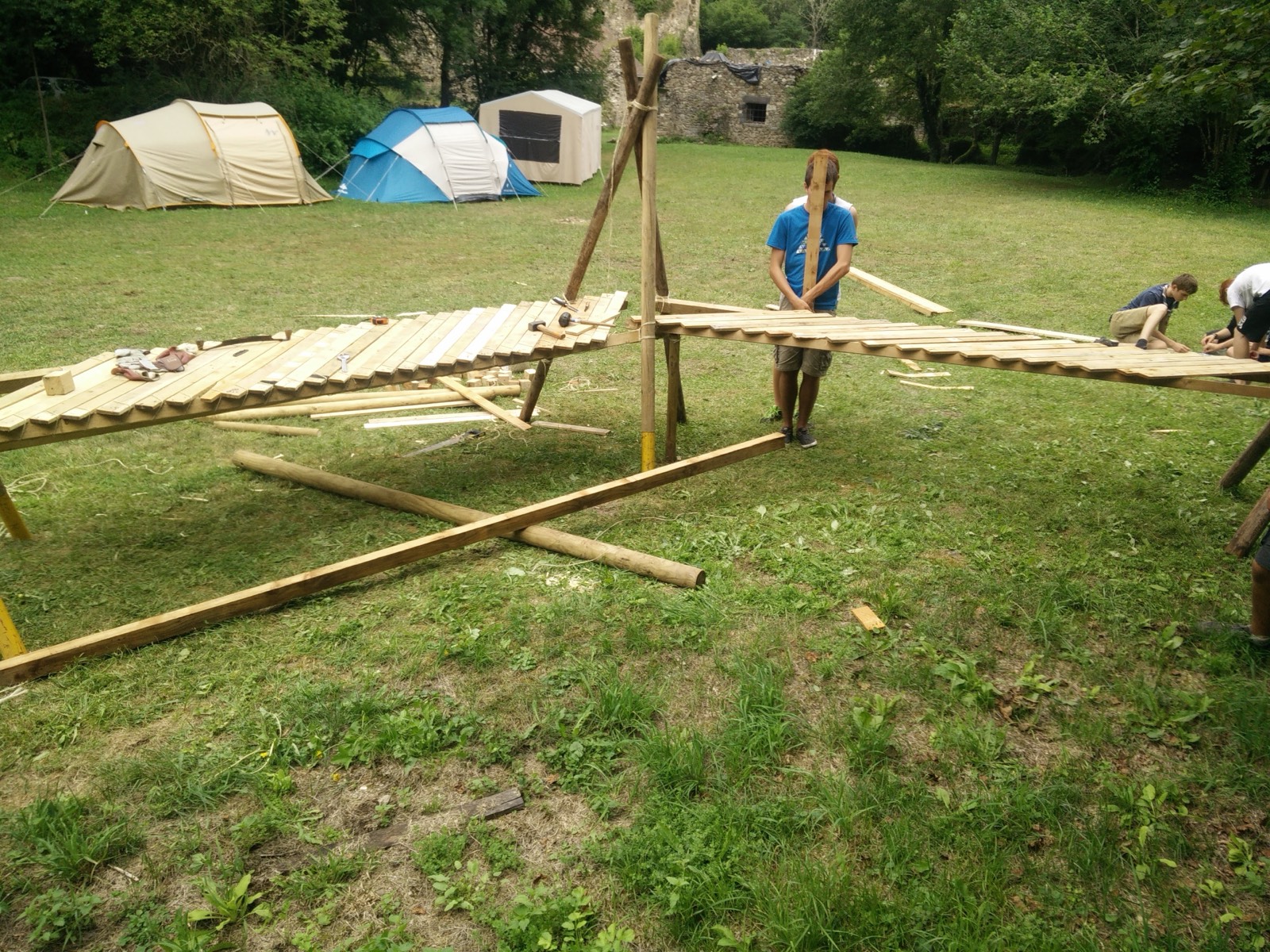 Froissartage : une table de camp en bois et corde