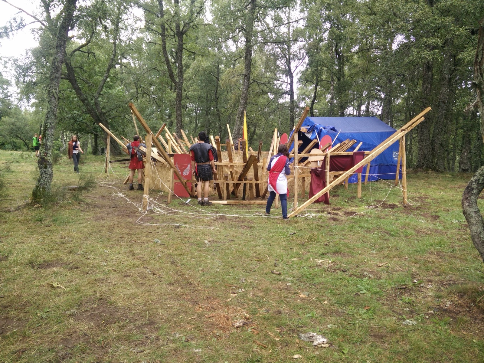 Grand jeu costumé et construction en forêt