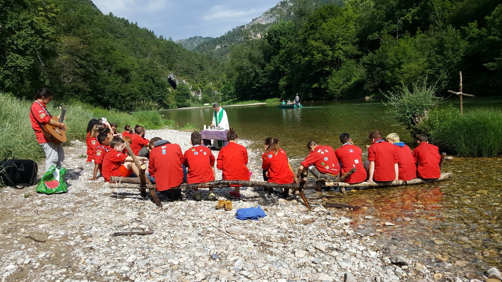 Messe célébrée au bord de la rivière
