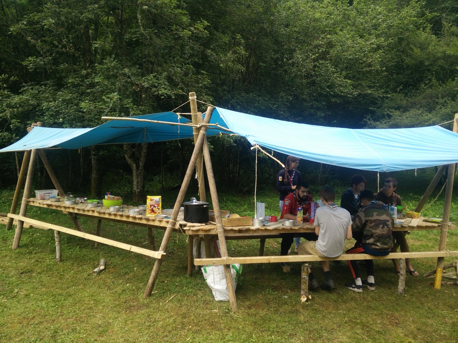 Repas de camp sous une tente de froissartage