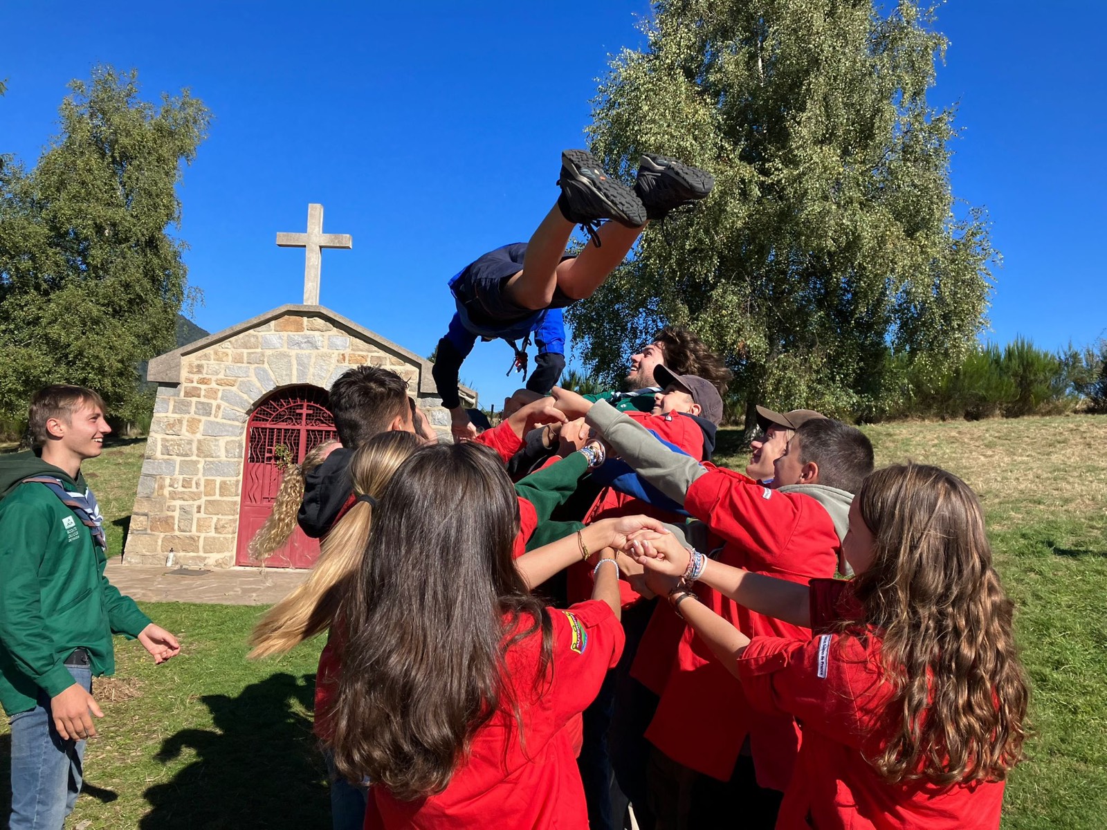 Les scouts font voler l'un des leurs devant la chapelle