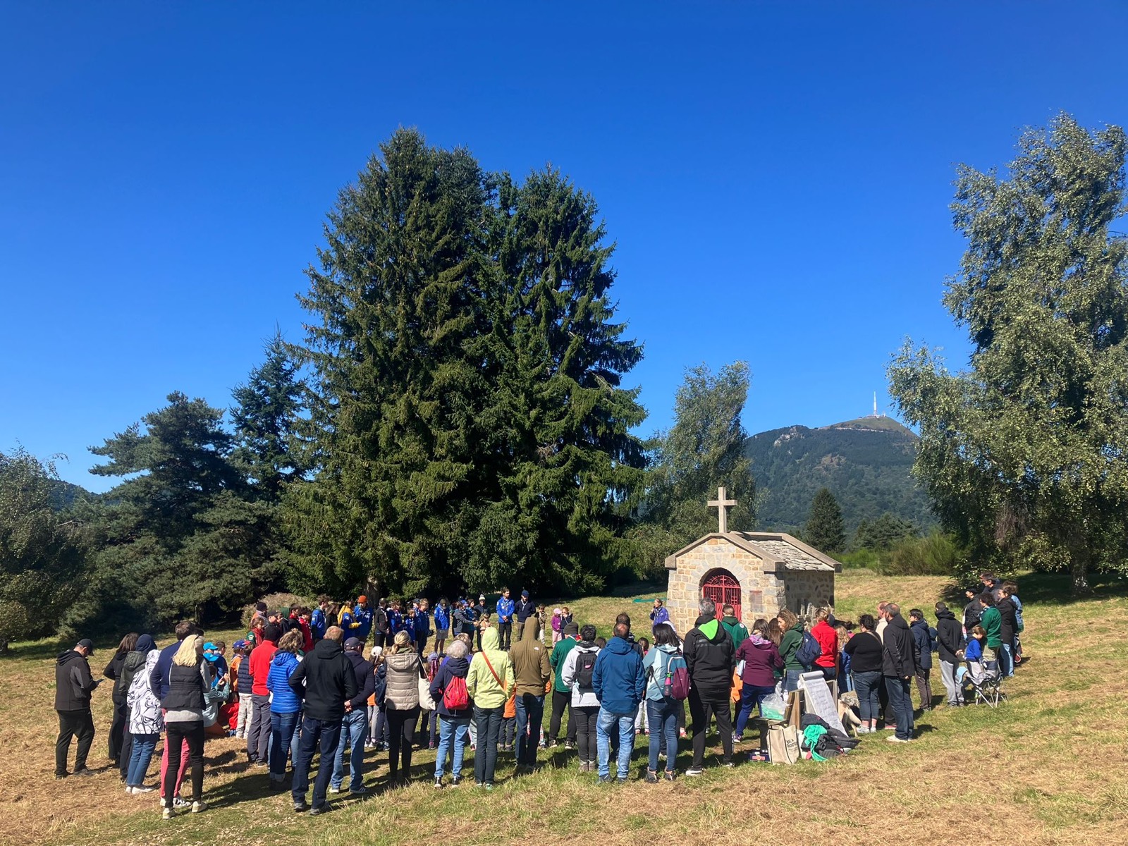 Rassemblement du groupe au pied du Puy de Dôme